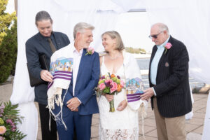 Annie-Hosfeld-Photography-Rev. Michael officiating a Jewish Wedding
